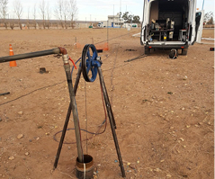 Equipo de perfilaje eléctrico instalado sobre un pozo