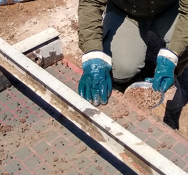 Especialista realizando mediciones hidrogeológicas en campo