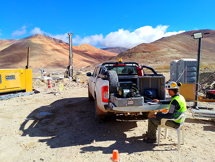 Equipo técnico realizando estudios geofísicos en campo