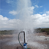 Descarga de agua durante un ensayo hidráulico en Pedemonte