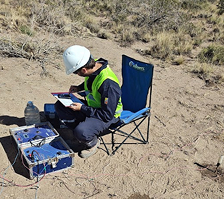 Especialista realizando mediciones geoeléctricas en San Antonio